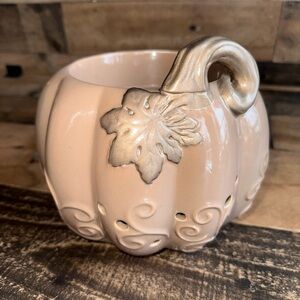 Yankee Candle Ceramic Pumpkin Scenterpiece cup wa melter in Cream w/Gold accent.
